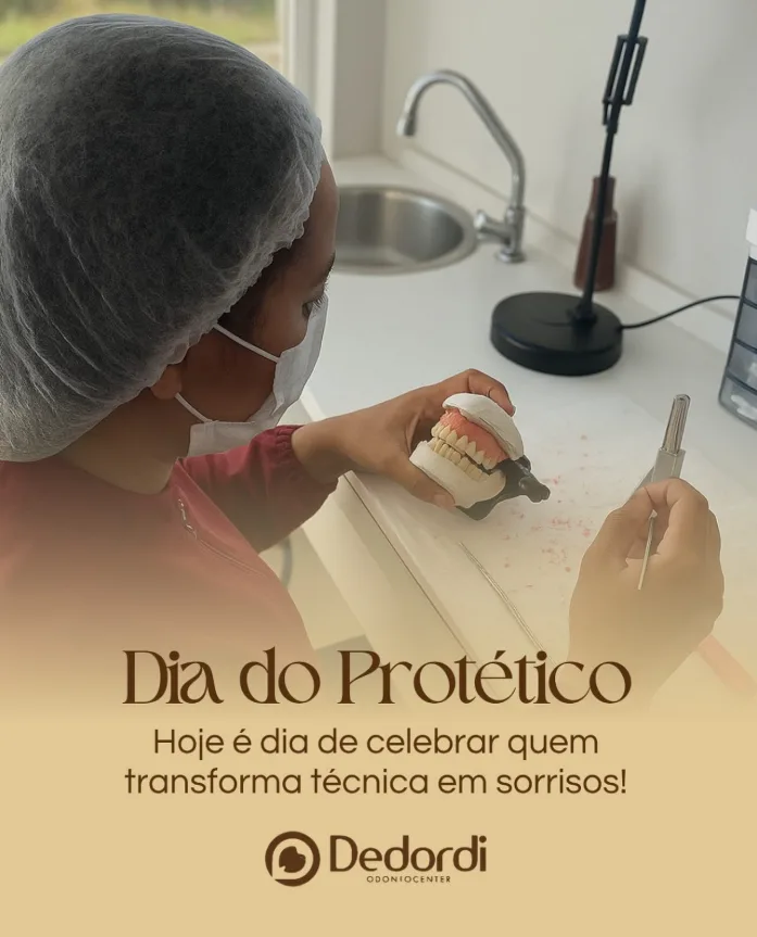 Protética trabalhando em uma prótese total no laboratório