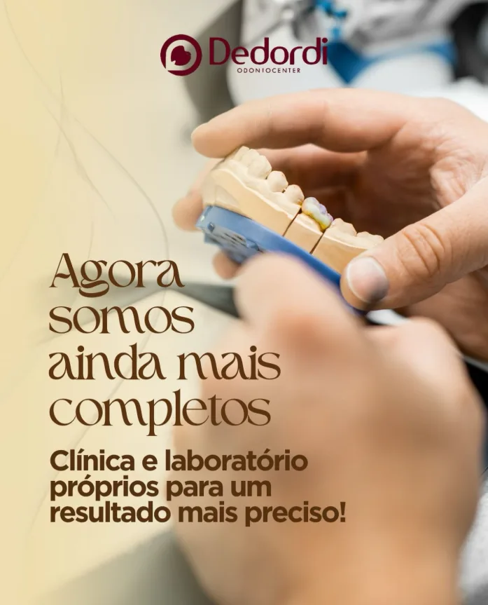 Mãos segurando modelo de gesso com coroa
